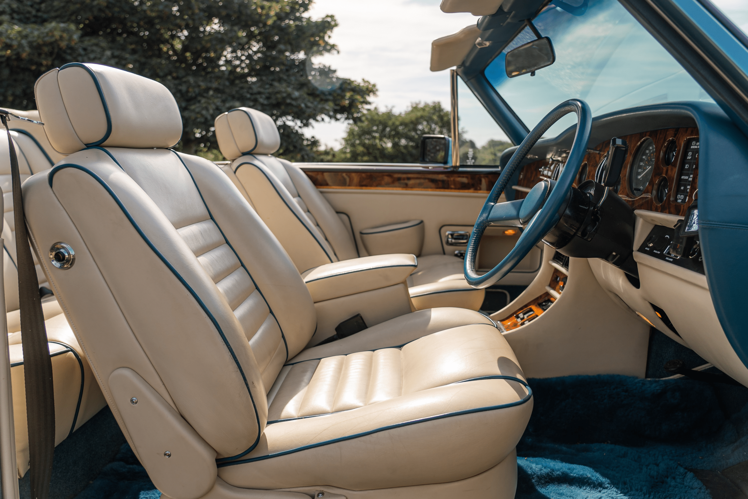 1989 Rolls-Royce Corniche II, front interior