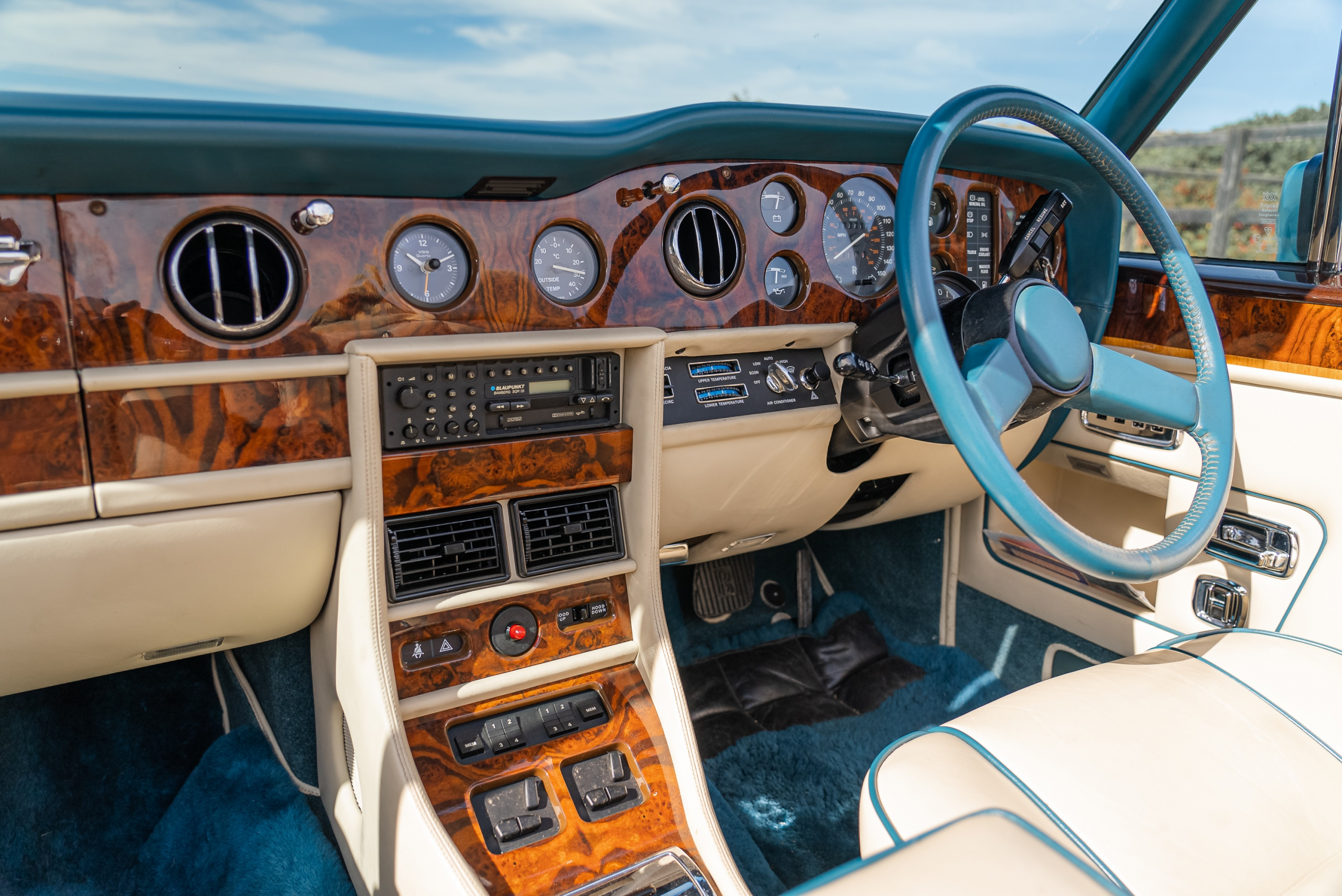1989 Rolls-Royce Corniche II, dashboard