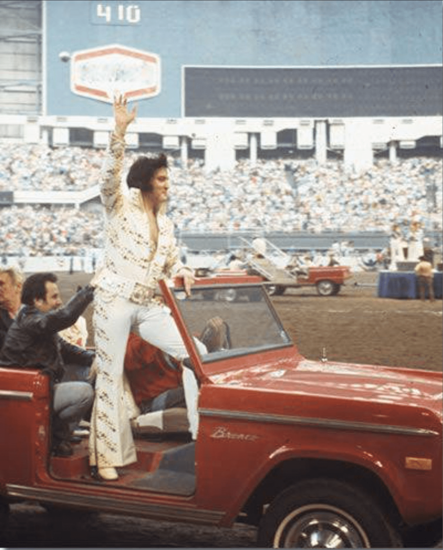 Elvis a dar a volta ao Houston Astrodome Stadium no rodeio de 3 de março de 1974.