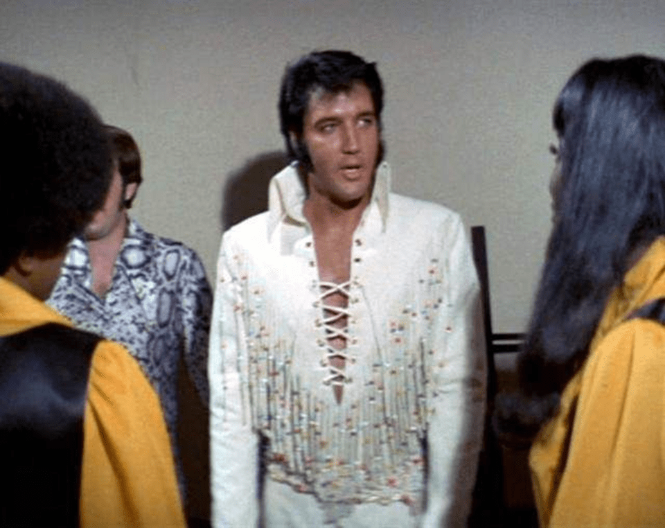 Elvis à espera para subir ao palco com membros das Sweet Inspirations, 10 de agosto de 1970.