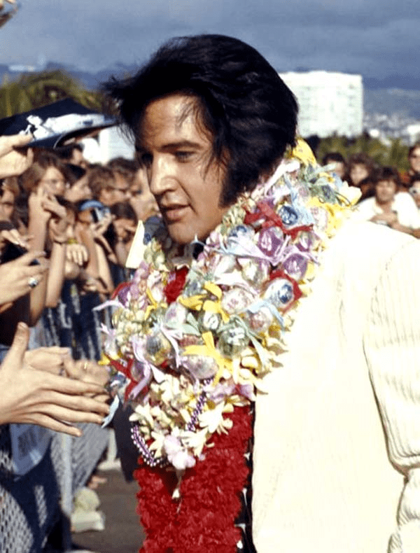 Elvis a encontrar-se com fãs antes de "Aloha from Hawaii", 1973.