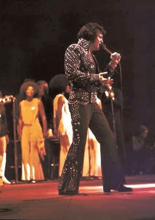 “Elvis On Tour”, 14 de abril de 1972, Greensboro, Carolina do Norte, atuando para 16.300 pessoas.