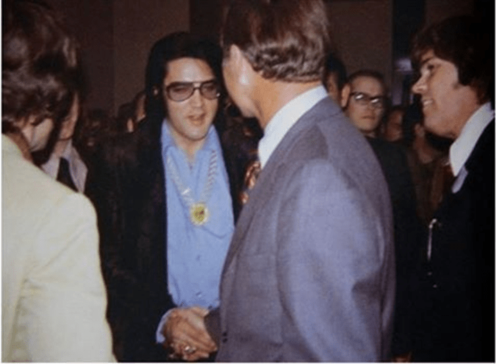 Elvis e o futuro Presidente George H W Bush (Snr) nos Prémios Jaycees, 16 de janeiro de 1971. Dez Jovens Mais Notáveis.