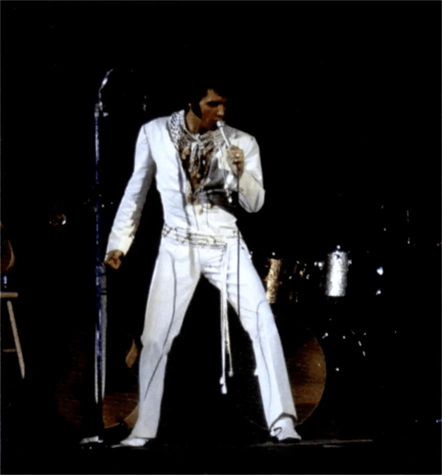 Elvis no palco do Houston Astrodome, 1970.