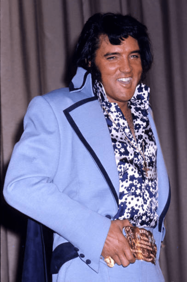 Elvis revela o seu cinto dourado na conferência de imprensa do Madison Square Garden, 9 de junho de 1972.