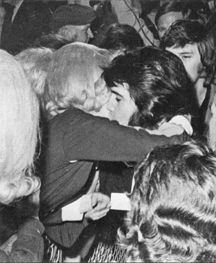 Elvis com fãs no Aeroporto de Roanoke, 11 de abril de 1972. Elvis On Tour.
