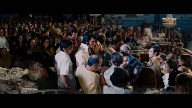 Elvis passeia entre o público de Las Vegas durante as filmagens, agosto de 1970.