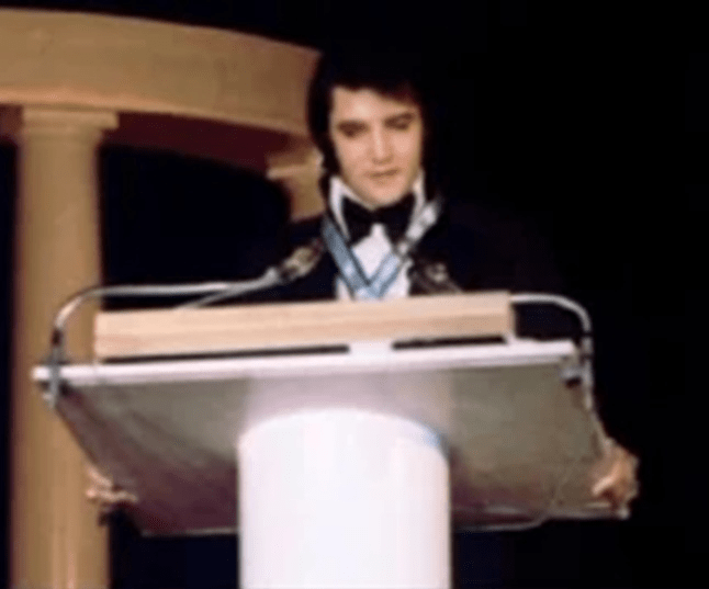 Elvis profere o seu discurso de aceitação do Prémio Jaycees como um dos Dez Jovens Mais Notáveis da América, 16 de janeiro de 1971.