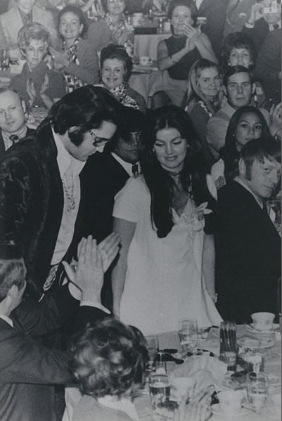 Elvis, a caminho de receber o prémio, foi observado por Priscilla.