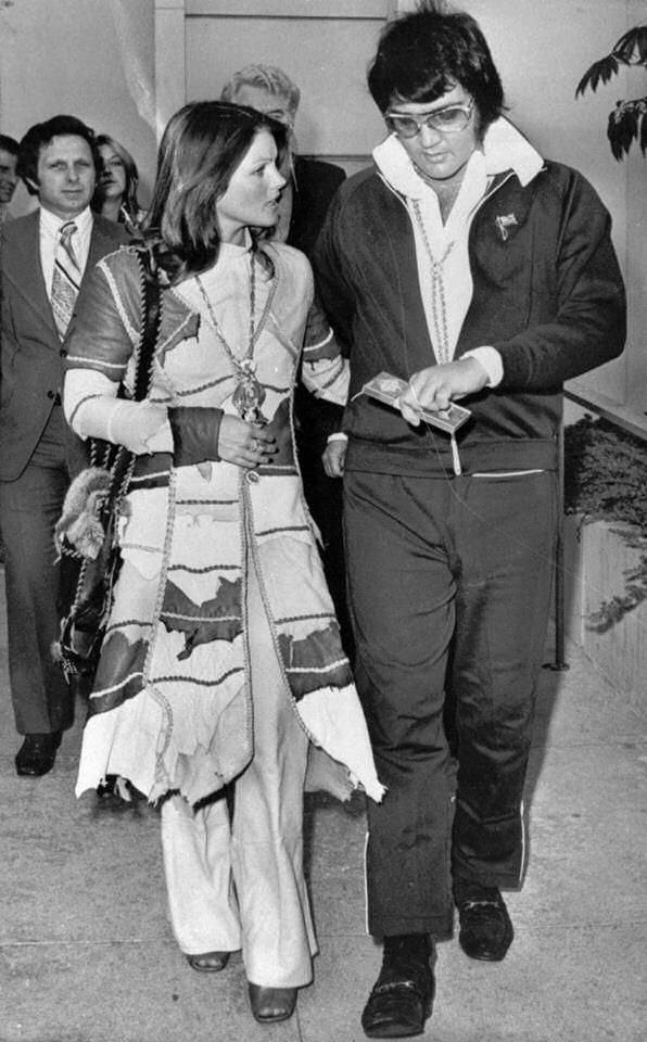 Elvis e Priscilla saem do Tribunal de Santa Monica, 9 de outubro de 1973, após o seu divórcio.
