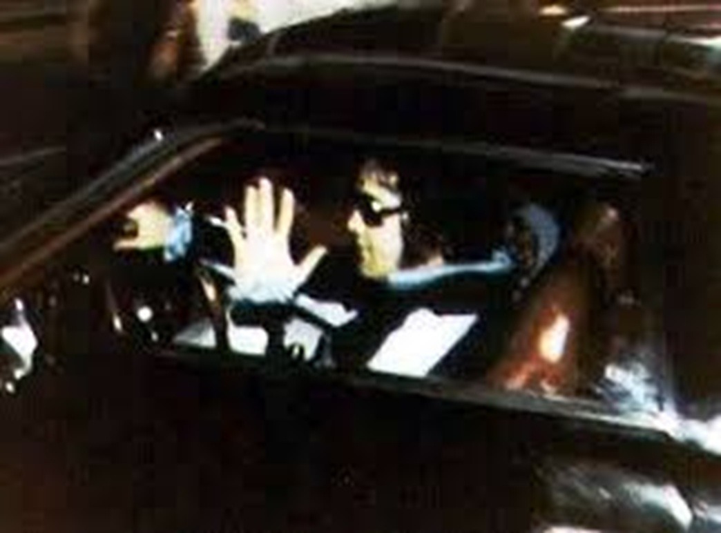 A última fotografia de Elvis Presley, regressando a Graceland, 16 de agosto de 1977, por volta das 00:30. A Tragédia Final.
