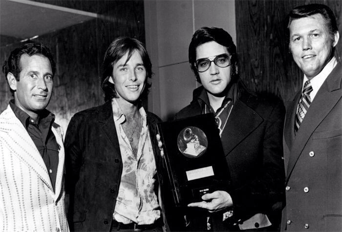 Grammy Awards. Da esquerda para a direita, o oficial da NARAS Gene Merlin, o sobrinho de Bing Crosby Chris Crosby, Elvis e Bill Cole, no camarim de Elvis em Las Vegas, 28 de agosto de 1971.