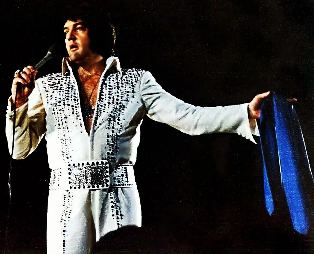 Elvis en el Pontiac Silverdome, 31 de diciembre de 1975.