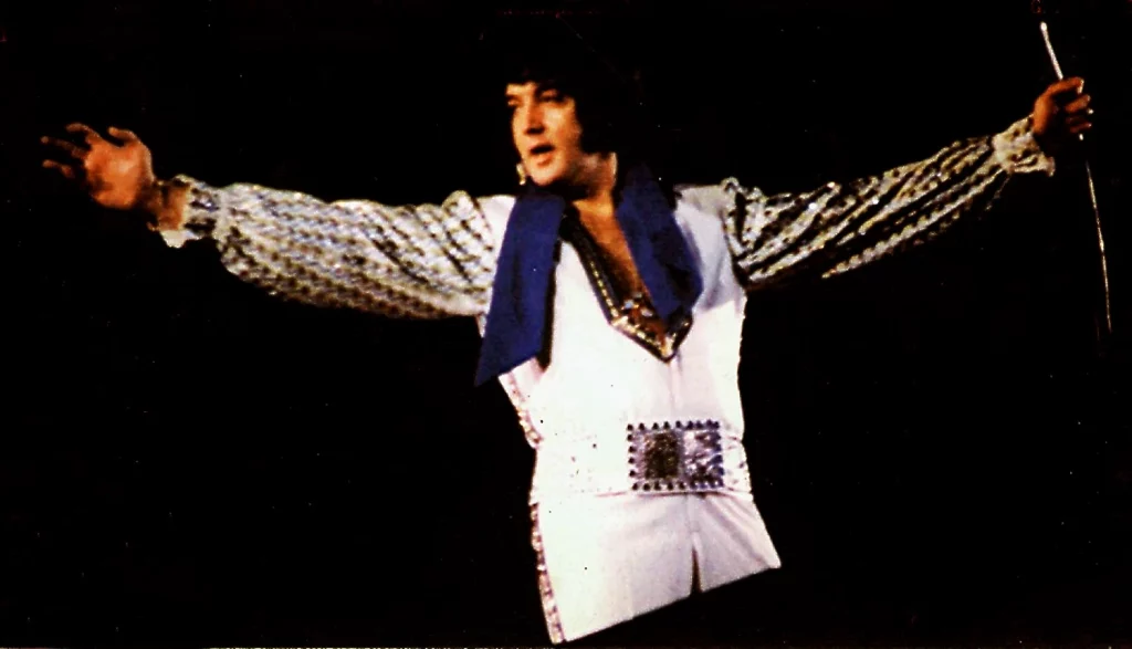 Elvis con un mono cambiado, 31 de diciembre de 1975.