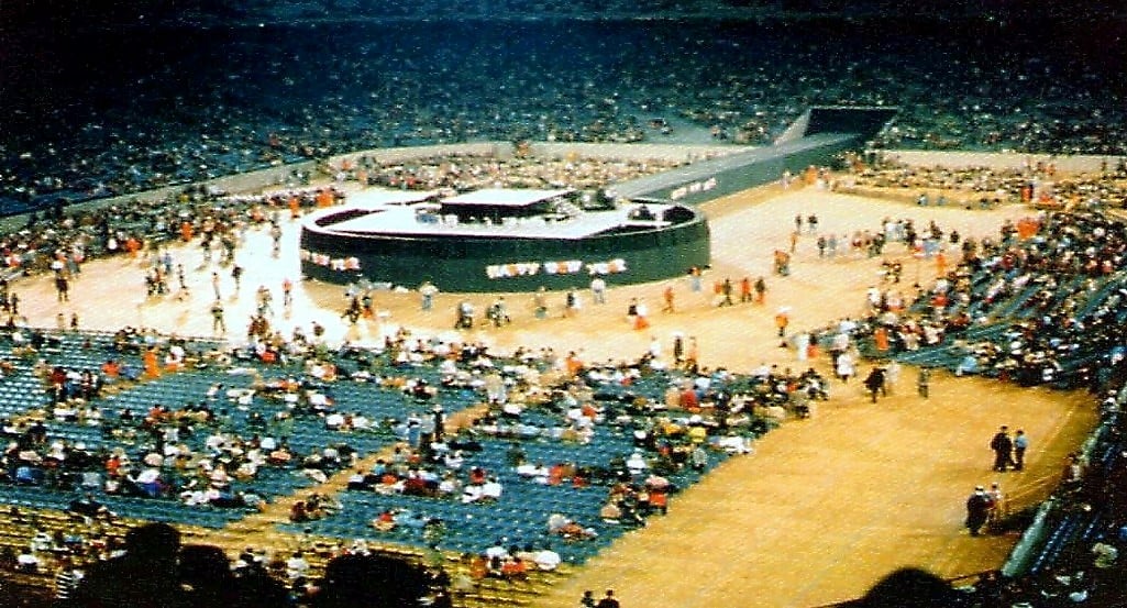 El Silverdome en Pontiac comienza a llenarse, mostrando el escenario central y el túnel, 31 de diciembre de 1975.