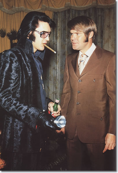 Elvis com Glen Campbell, no casamento de George Klein, 5 de dezembro de 1970.