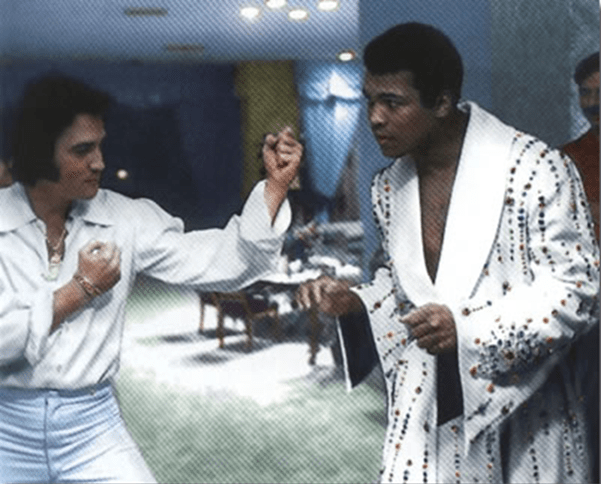 Elvis com Muhammad Ali, em Las Vegas, 1973, com Ali a usar o roupão que Elvis lhe fez.