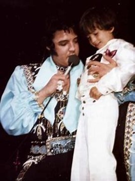 Elvis com uma jovem fã em palco em Long Island, 19 de julho de 1975.